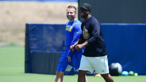 May 27, 2021; Thousand Oaks, CA, USA; Los Angeles Rams head coach Sean McVay speaks with defensive coordinator Raheem Morris during organized team activities.